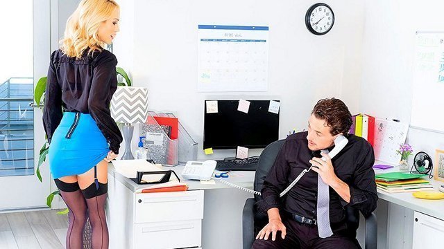 Сексуальная секретарша в чулках трахнулась со своим начальником в рабочем кабинете онлайн
