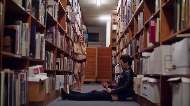 Блондинка из библиотеки соблазняет мужа сладкой жопой - секс порно видео